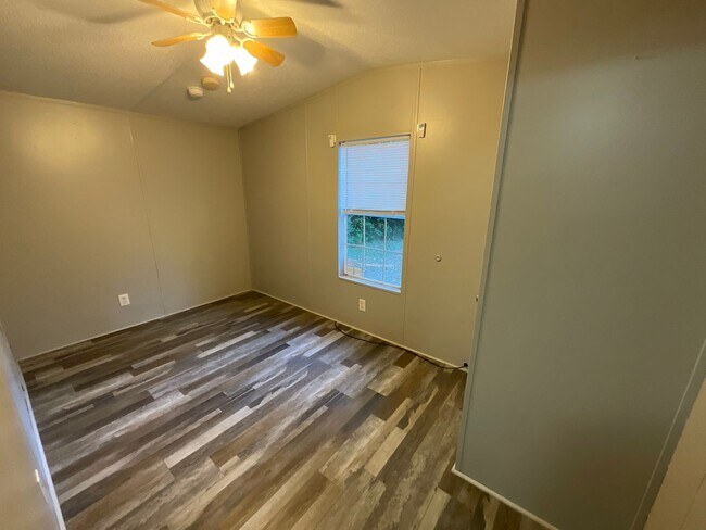 Building Photo - Singlewide in the country