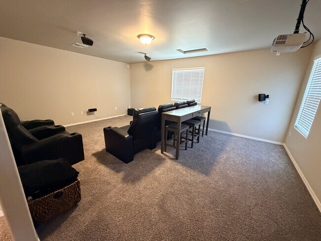 Building Photo - 1418 Santa Thomas St