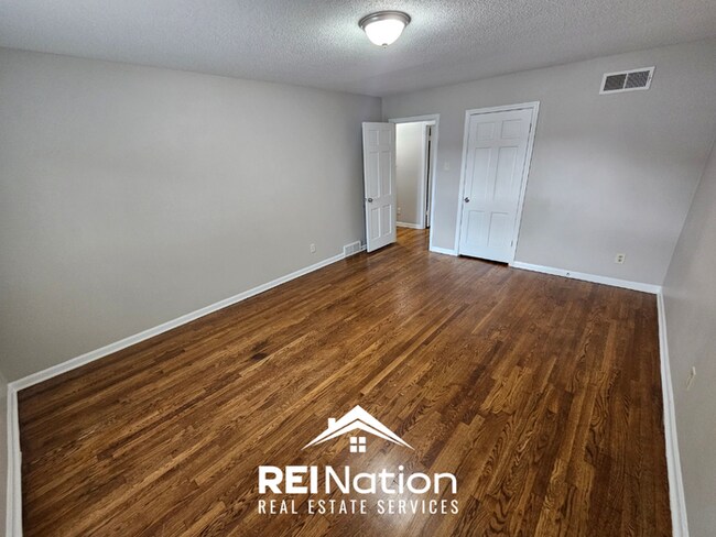 Building Photo - Grand 5BR/3BA East Memphis Estate | 2,603 Sq Ft, Hardwood Floors, Fireplace & Large Yard
