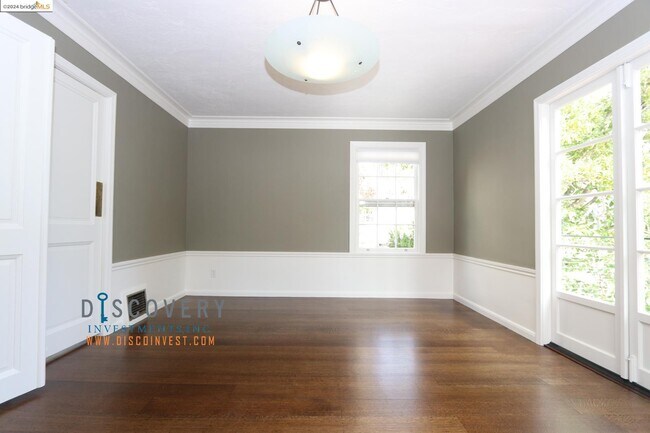 Building Photo - 220 Sandringham Rd