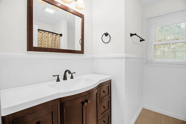 Building Photo - Beautiful 3 bedroom 2 1/2 bathroom Home with a Fenced-in Backyard in Winston!