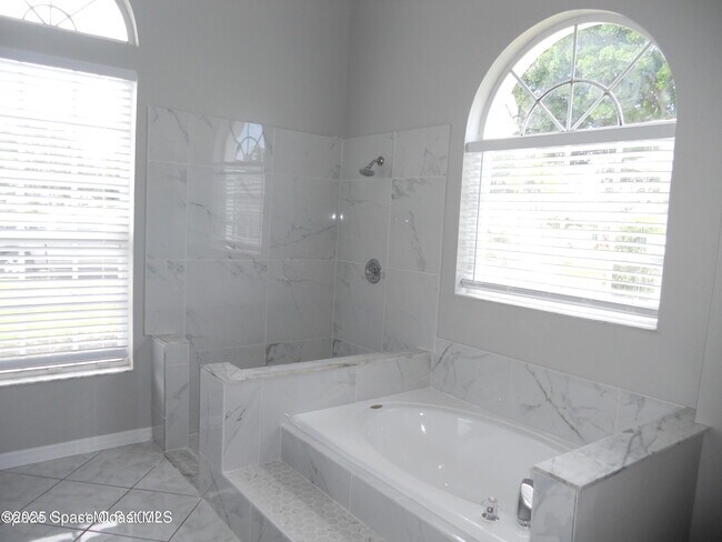 Building Photo - 432 Lake Victoria Cir