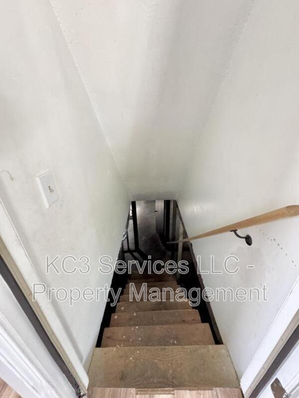 Building Photo - 1023 SW Kingscross Rd