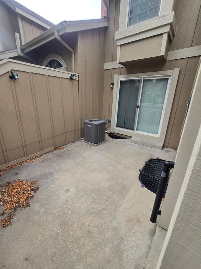Building Photo - 9938 Grove Way