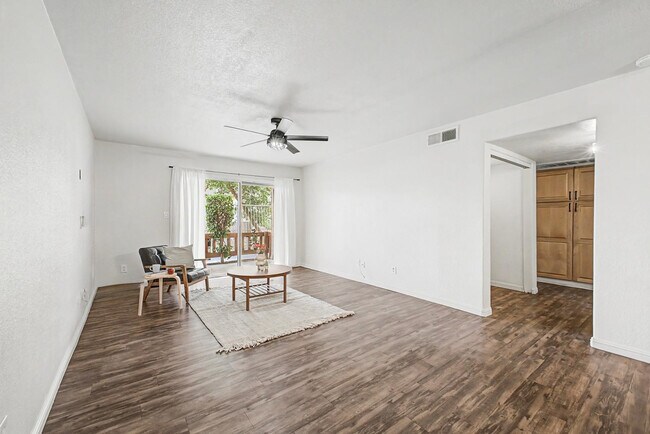Building Photo - 2121 W Royal Palm Rd