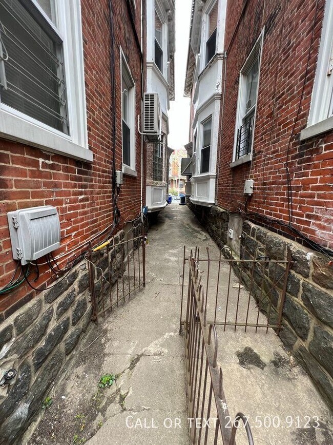 Building Photo - 236 S 45th St