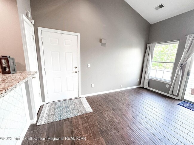 Building Photo - 2 Basset Ct