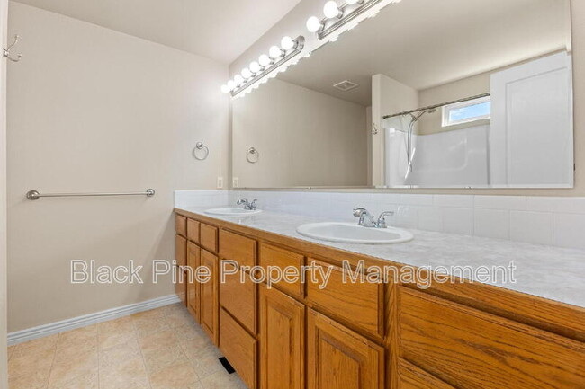 Building Photo - 4017 E Winterberry Dr