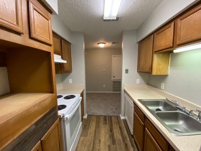 Building Photo - 1 bed 1 bath unit for rent in Dallas!