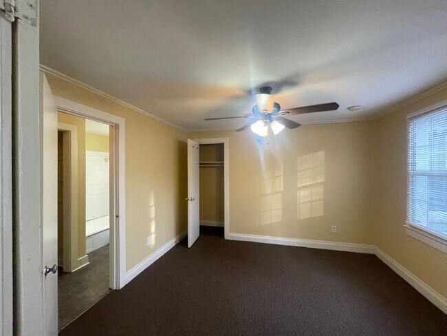 Building Photo - 2 Bed, 1 Bath Apartment