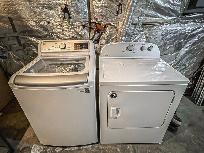 Building Photo - Beautiful and Spacious 4 Bedroom 2.5 Bathroom Home Sitting on Extensive Lot In Desired Xanadu Est...