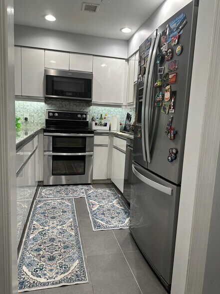 Building Photo - 100 Shearwater Ct E