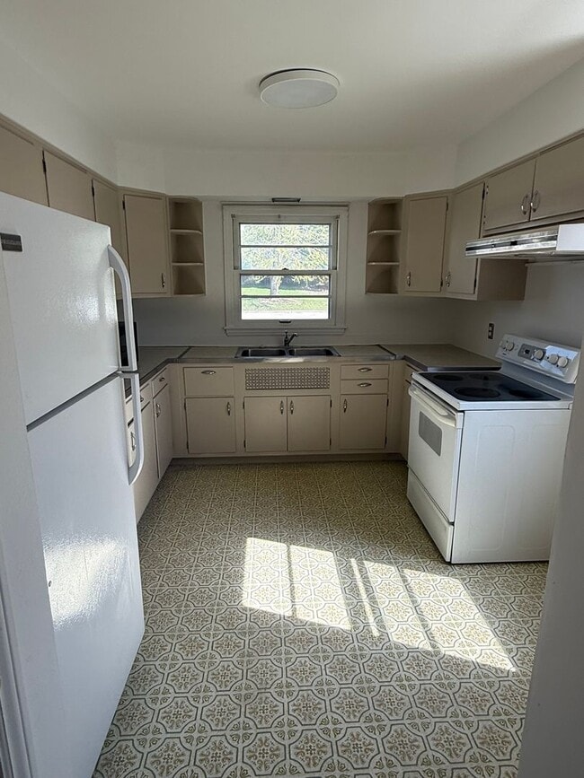 Building Photo - 2 Bedroom, 1 Bath Home for Rent