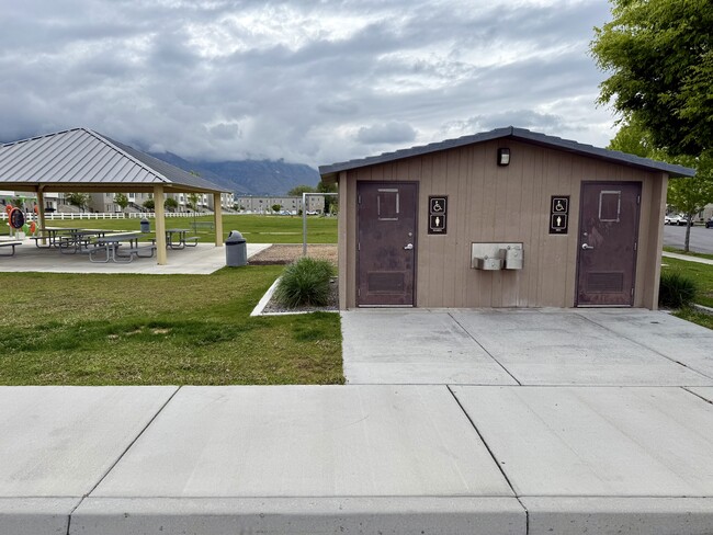 Building Photo - 676 E 550 S