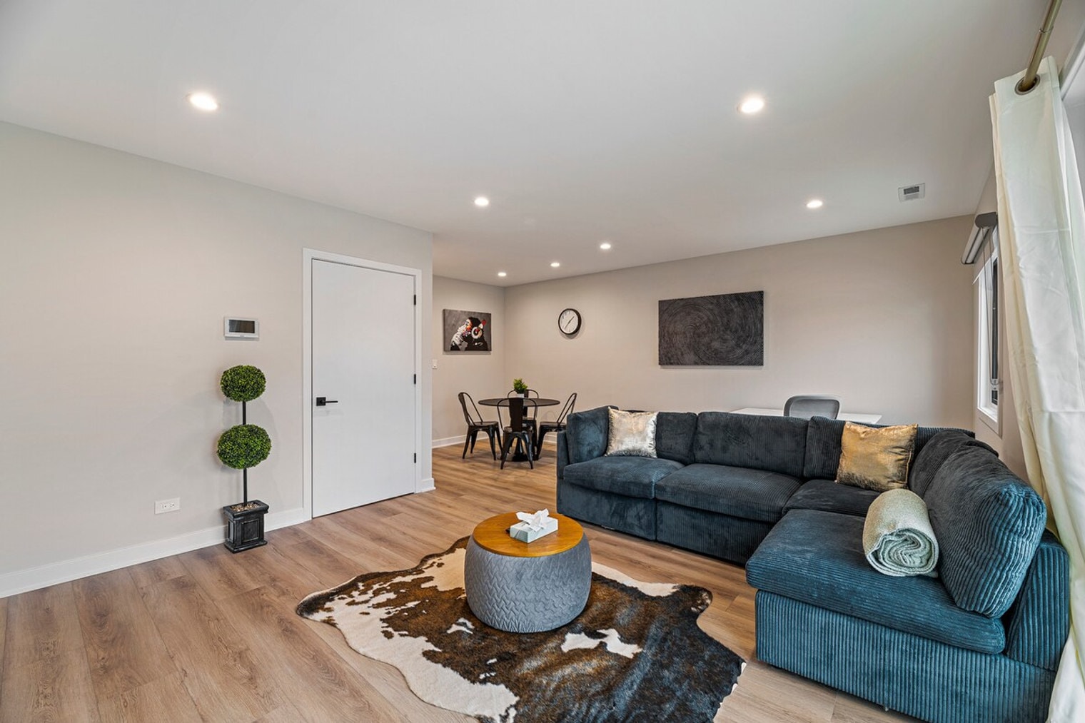 Building Photo - 2342 W Touhy Ave