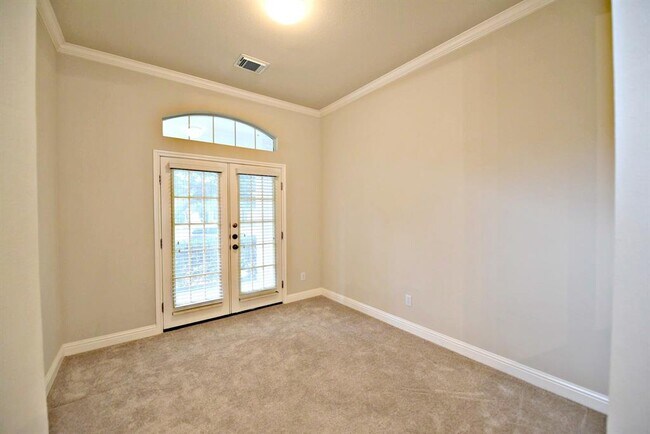 Building Photo - 15520 Interlachen Dr