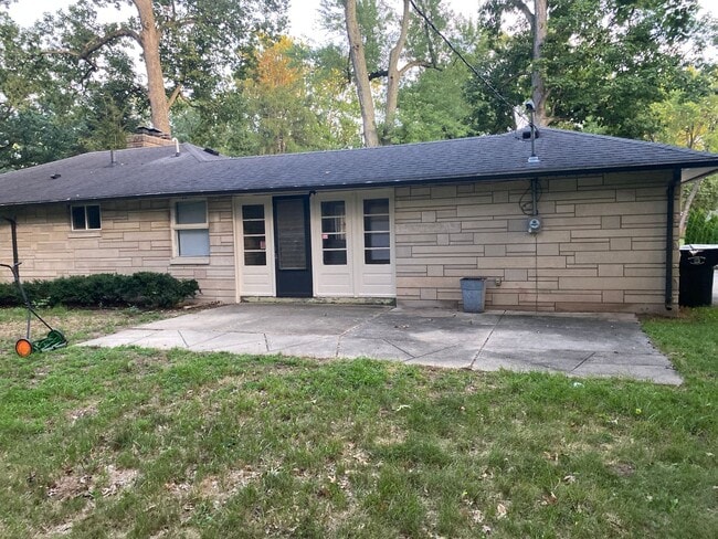 Building Photo - Gorgeous 2 bedroom1 bathoom mid-centutry r...