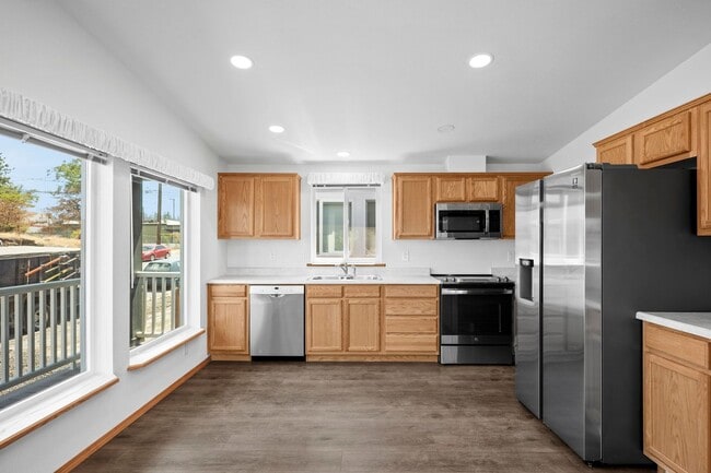 Building Photo - Brand New University District Home - Conve...