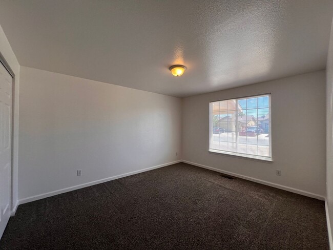 Building Photo - 3 Bedroom 2 Bath Home in Fernley