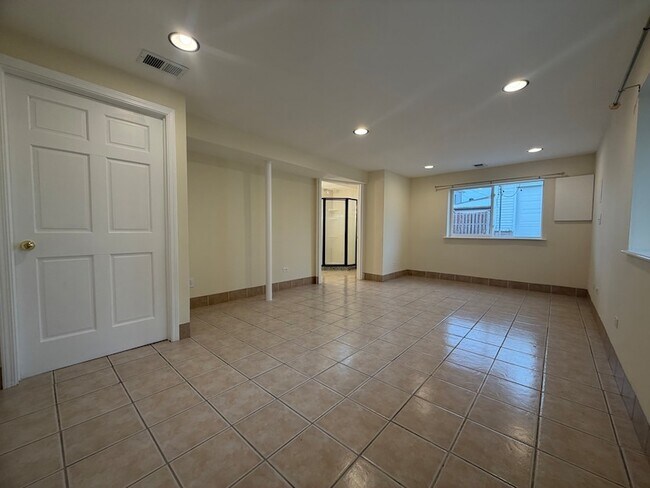 Building Photo - 3837 Emerson Dr