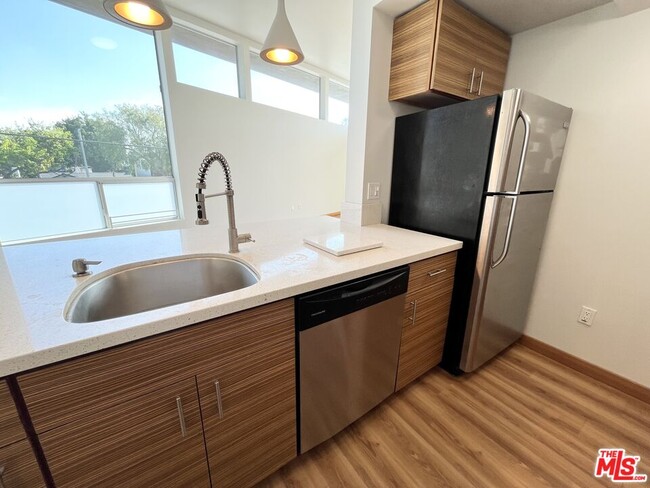 Building Photo - 503 N San Vicente Blvd