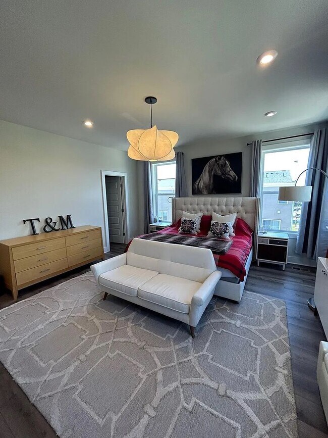 Building Photo - Stunning 3 Bed 2.5 Bath, Open Concept Town...