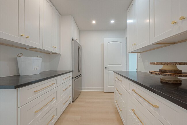 Building Photo - 10027 Lynbrook Dr