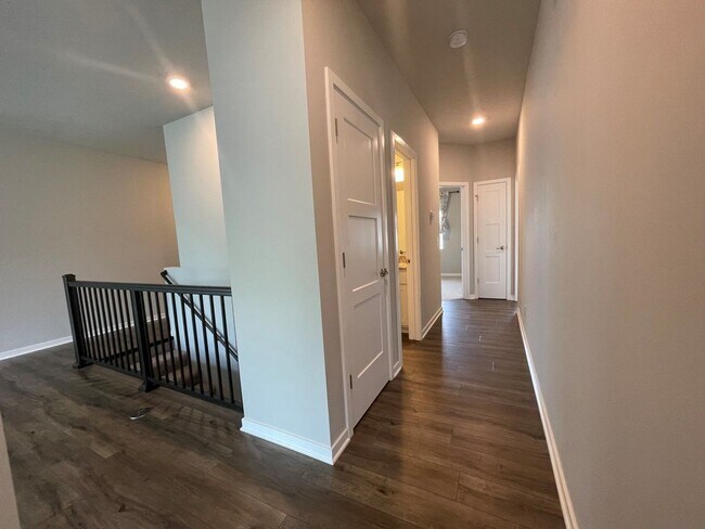 Building Photo - Large Home in Bellevue for Rent!