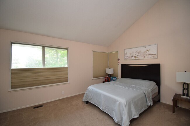 Building Photo - Bright Holladay 4 Bed Home – High Ceilings in Prime Location!!