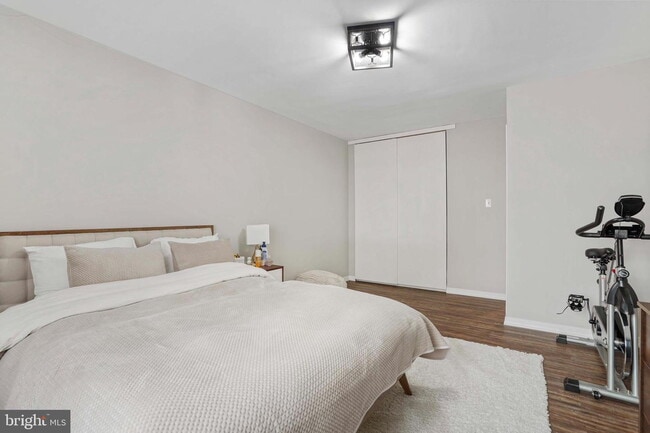Building Photo - Welcome to this lovely and spacious fully remodeled 1 bedroom, 1 bath condo at The Cavendish