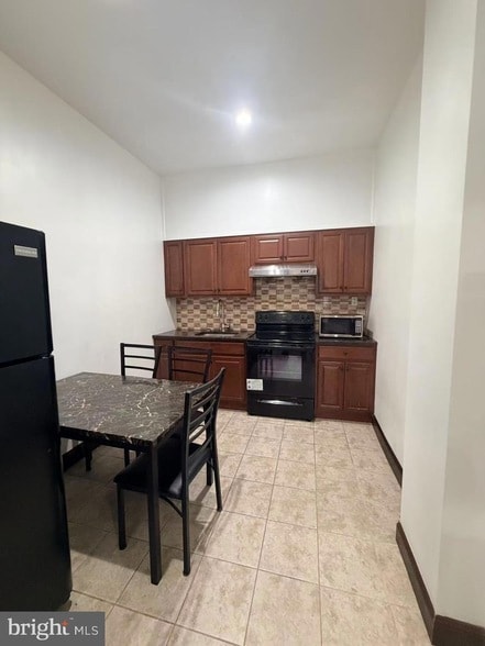 Building Photo - 4428 Chestnut St