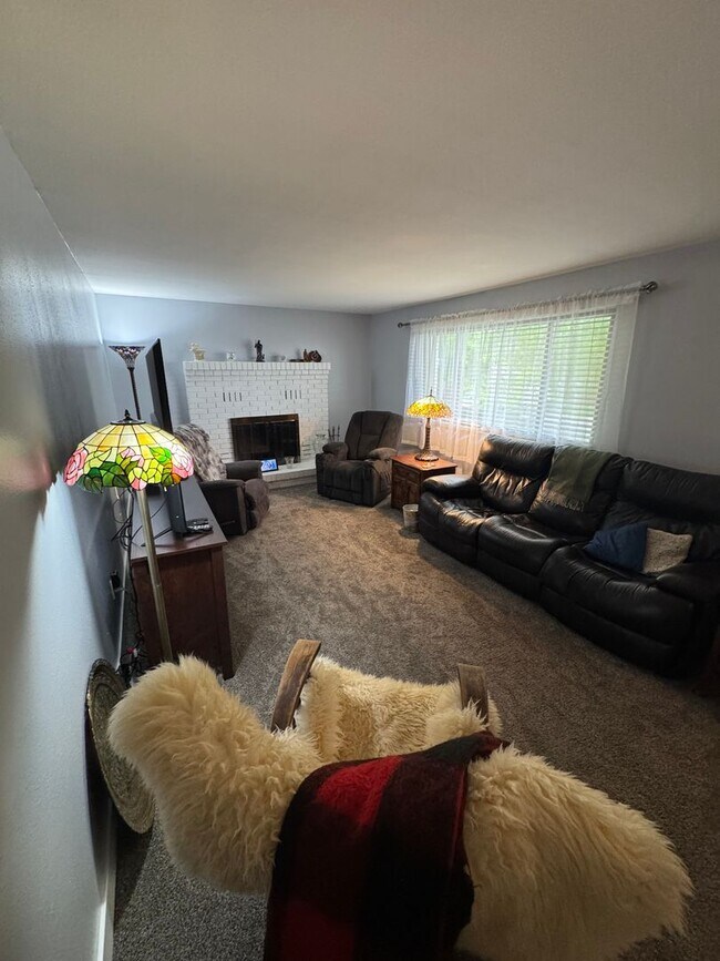 Building Photo - Spacious 4-Bedroom Home in Roosevelt, UT!