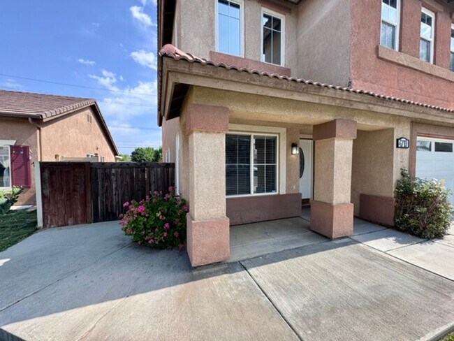 Building Photo - Spacious 4 Bedroom Home with a loft AND bo...