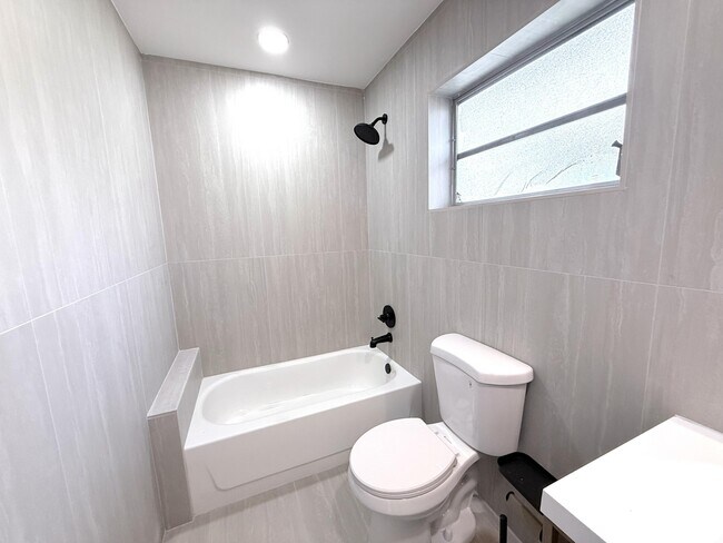 Building Photo - 210 W 23rd St