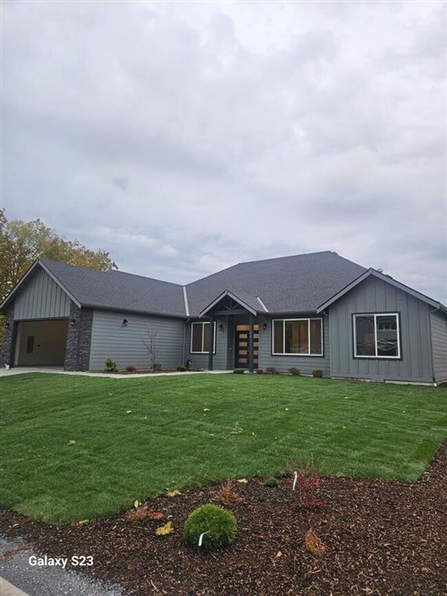 Building Photo - Contemporary 4 Bedroom Oasis on Quiet Dead...