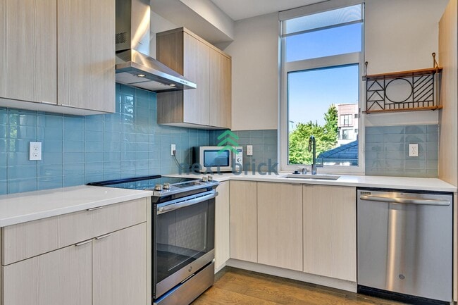 Building Photo - Stylish 2 Bed 2 bath Townhome for Rent