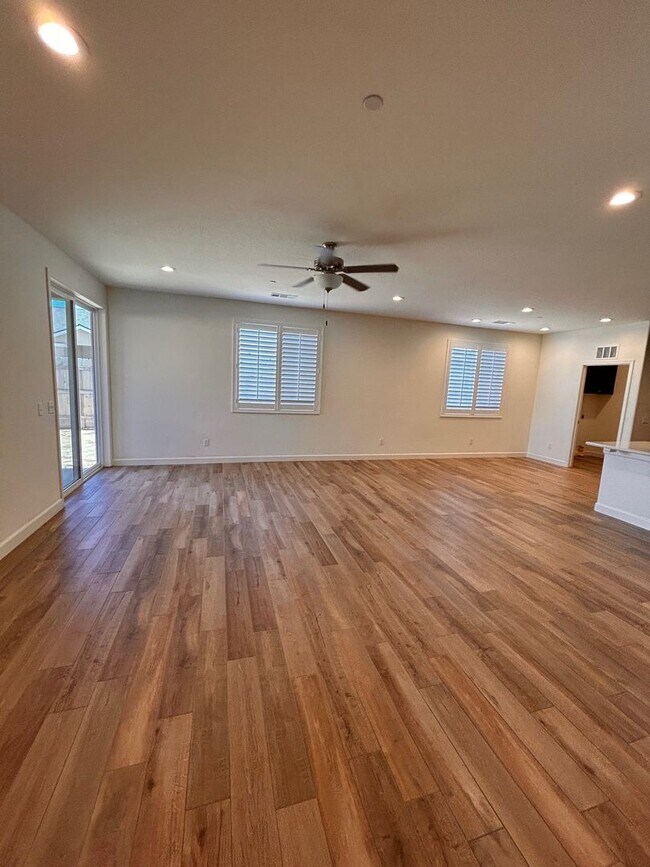 Building Photo - Beautiful home for rent in gated community in Visalia