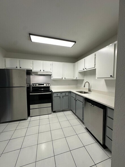 Building Photo - El Caliente Apartments