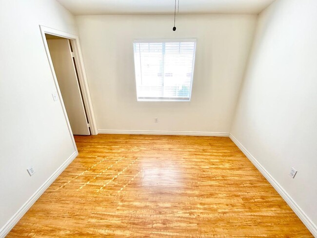 Building Photo - CUTE CONDO UNIT 2 BEDROOM / 2  FULL BATHRO...