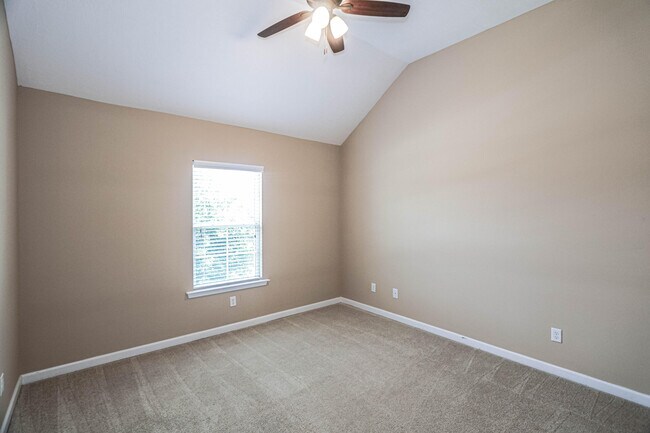 Building Photo - 1315 York Dr