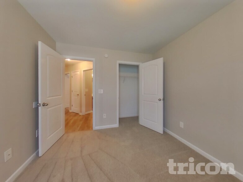 Building Photo - 68 Camden Way