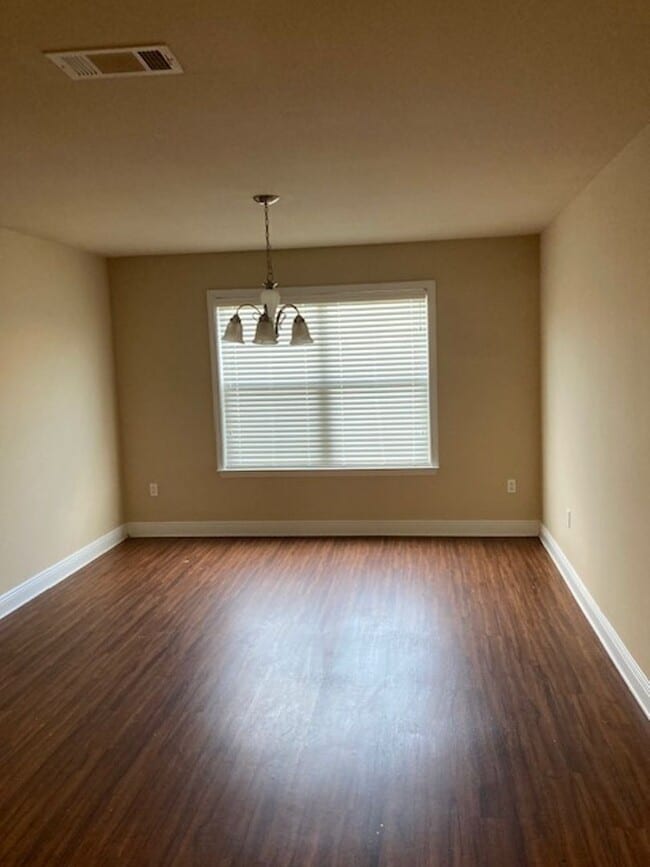 Building Photo - Spacious 4 Bedroom