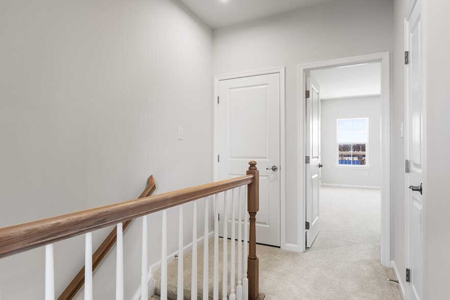 Building Photo - 10 Sidney Ln