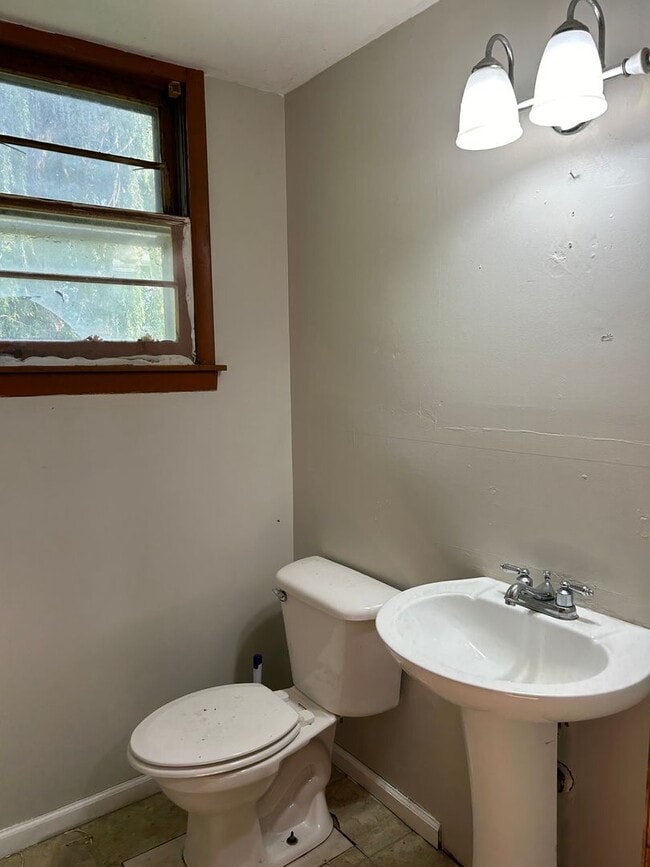 Building Photo - Lovely Home! Spacious home! Large front & back yard! Garage!