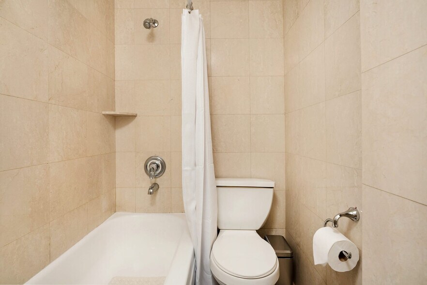 Building Photo - 240 W 73rd St