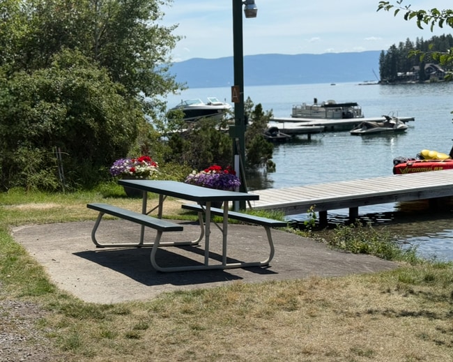 Building Photo - Beautiful Lakeside Home