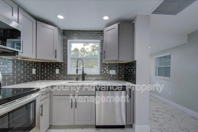 Building Photo - 425 Orangewood Dr