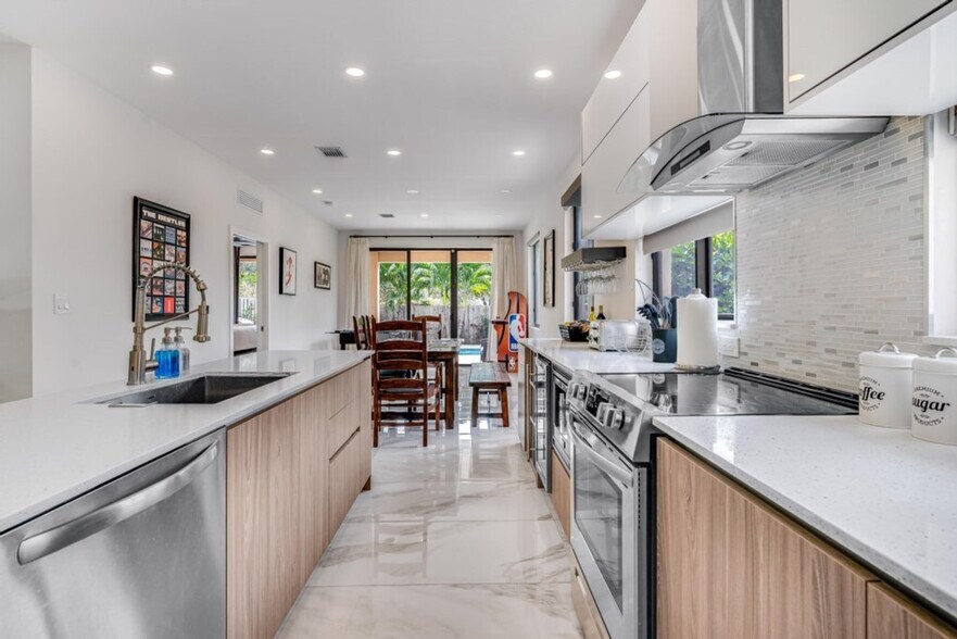 Building Photo - 828 SW 14th Ct