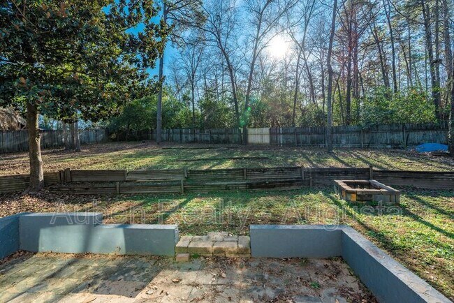 Building Photo - 250 Brooks Dr