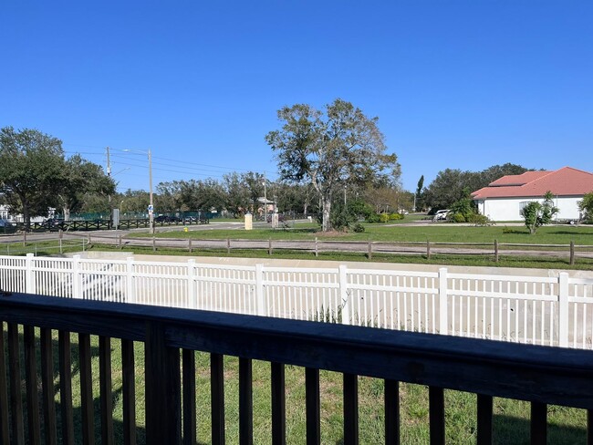 Building Photo - Townhome in Pinellas Park for Rent